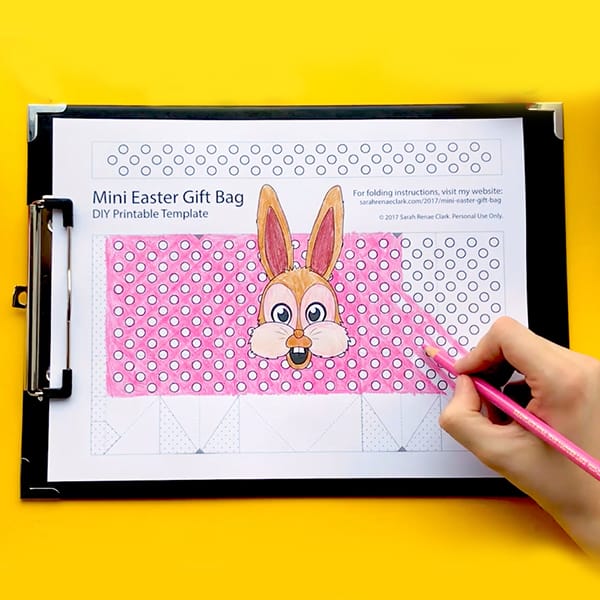 Make your own mini Easter gift bags with this free template and easy tutorial by Sarah Renae Clark. Click to get started! http://sarahrenaeclark.com/2017/mini-easter-gift-bag/