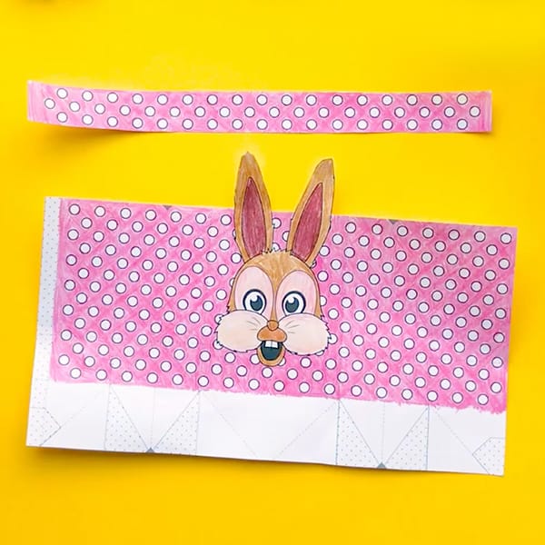 Make your own mini Easter gift bags with this free template and easy tutorial by Sarah Renae Clark. Click to get started! http://sarahrenaeclark.com/2017/mini-easter-gift-bag/