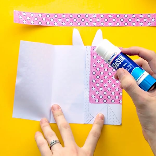Make your own mini Easter gift bags with this free template and easy tutorial by Sarah Renae Clark. Click to get started! http://sarahrenaeclark.com/2017/mini-easter-gift-bag/