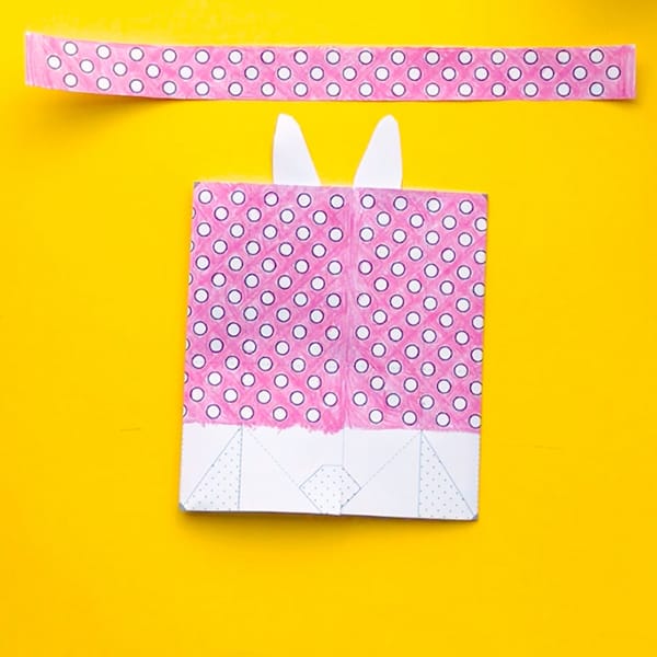 Make your own mini Easter gift bags with this free template and easy tutorial by Sarah Renae Clark. Click to get started! http://sarahrenaeclark.com/2017/mini-easter-gift-bag/