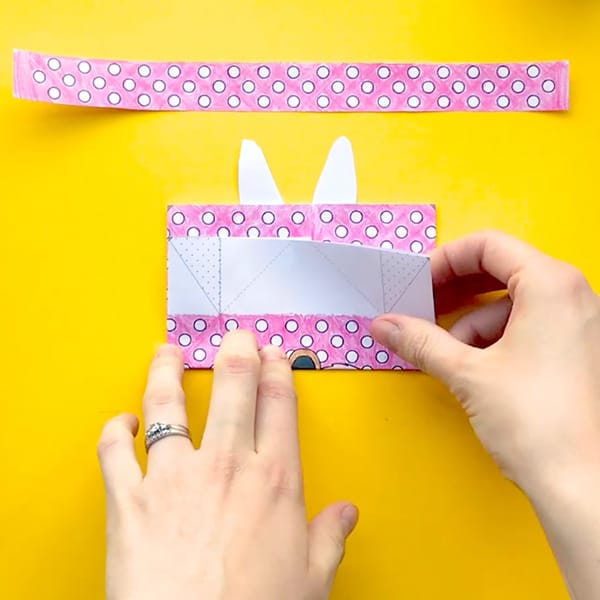 Make your own mini Easter gift bags with this free template and easy tutorial by Sarah Renae Clark. Click to get started! http://sarahrenaeclark.com/2017/mini-easter-gift-bag/