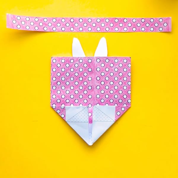 Make your own mini Easter gift bags with this free template and easy tutorial by Sarah Renae Clark. Click to get started! http://sarahrenaeclark.com/2017/mini-easter-gift-bag/