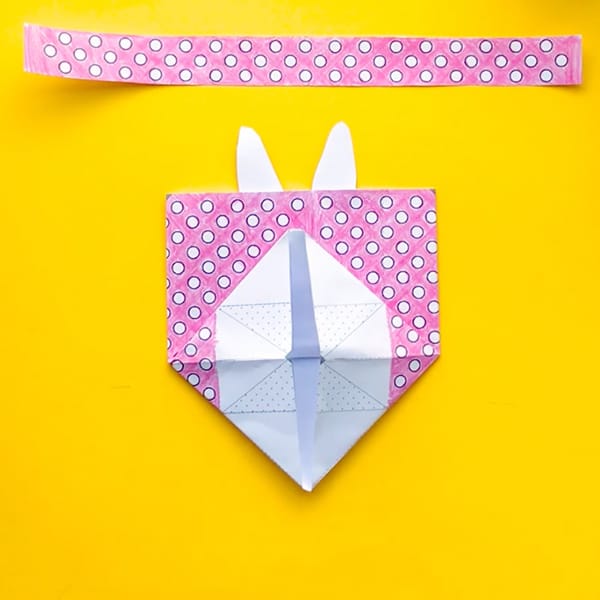 Make your own mini Easter gift bags with this free template and easy tutorial by Sarah Renae Clark. Click to get started! http://sarahrenaeclark.com/2017/mini-easter-gift-bag/