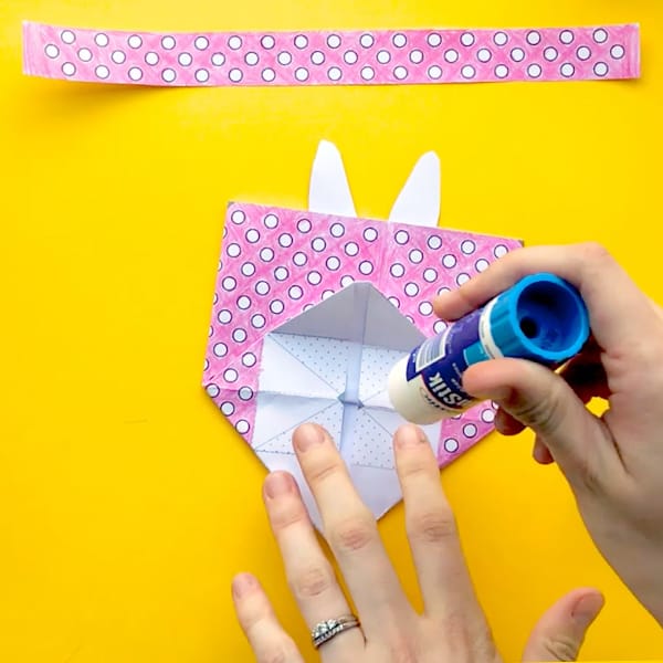 Make your own mini Easter gift bags with this free template and easy tutorial by Sarah Renae Clark. Click to get started! http://sarahrenaeclark.com/2017/mini-easter-gift-bag/