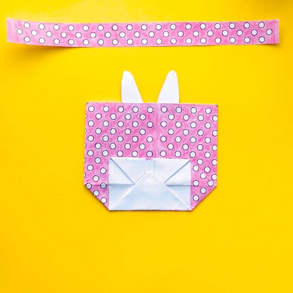 Make your own mini Easter gift bags with this free template and easy tutorial by Sarah Renae Clark. Click to get started! http://sarahrenaeclark.com/2017/mini-easter-gift-bag/