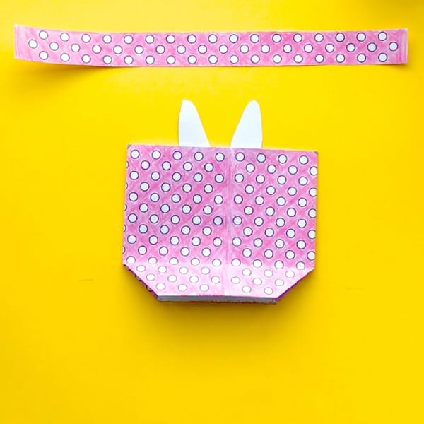 Make your own mini Easter gift bags with this free template and easy tutorial by Sarah Renae Clark. Click to get started! http://sarahrenaeclark.com/2017/mini-easter-gift-bag/