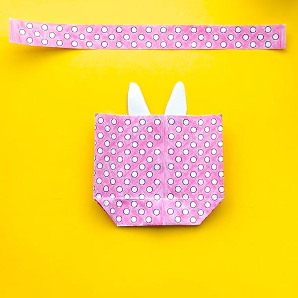 Make your own mini Easter gift bags with this free template and easy tutorial by Sarah Renae Clark. Click to get started! http://sarahrenaeclark.com/2017/mini-easter-gift-bag/