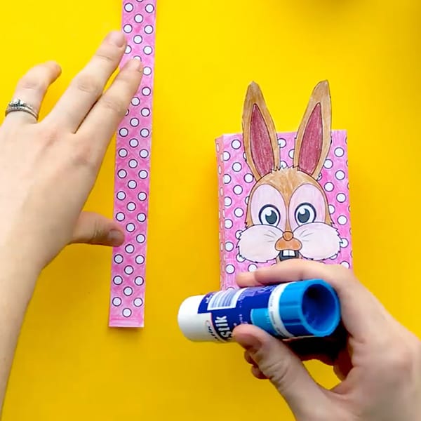 Make your own mini Easter gift bags with this free template and easy tutorial by Sarah Renae Clark. Click to get started! http://sarahrenaeclark.com/2017/mini-easter-gift-bag/