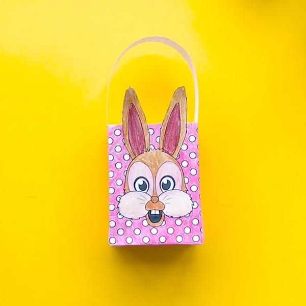 Make your own mini Easter gift bags with this free template and easy tutorial by Sarah Renae Clark. Click to get started! http://sarahrenaeclark.com/2017/mini-easter-gift-bag/