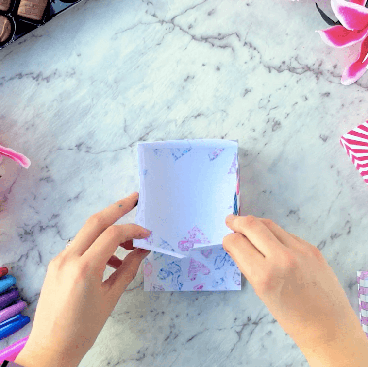 How to make a paper gift box for Mother's Day - Base Step 7