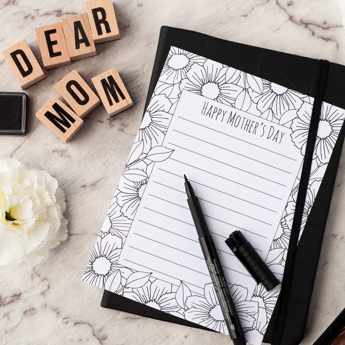 This Mother’s Day printable stationery is perfect for a lovely letter to Mom this Mother’s Day! | Find more Mother’s Day printables and coloring pages at https://sarahrenaeclark.com/shop/cat/seasonal/mothers-day/