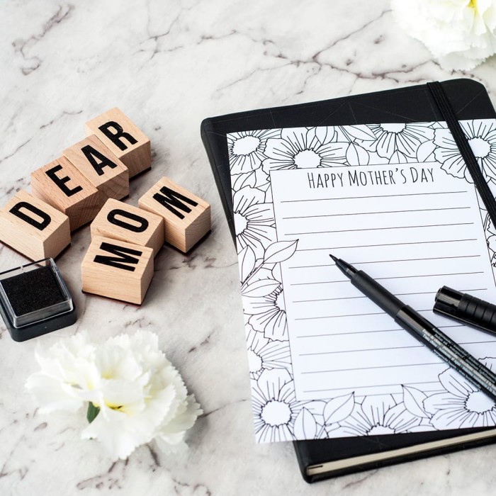 This Mother’s Day printable stationery is perfect for a lovely letter to Mom this Mother’s Day! | Find more Mother’s Day printables and coloring pages at https://sarahrenaeclark.com/shop/cat/seasonal/mothers-day/