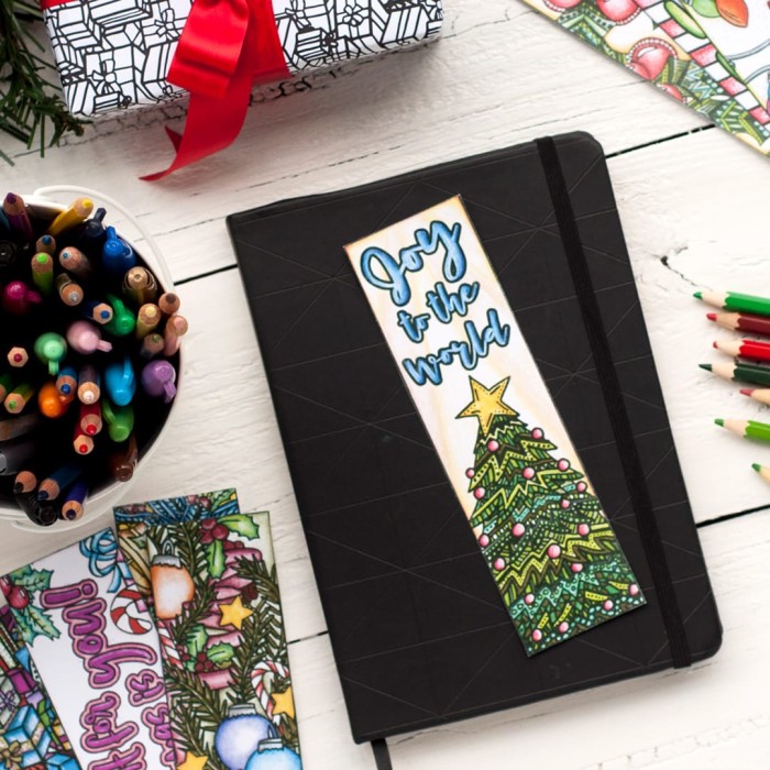 DIY Christmas bookmarks – 12 printable coloring bookmark templates | Find more Christmas printable activities and coloring pages at www.sarahrenaeclark.com/christmas