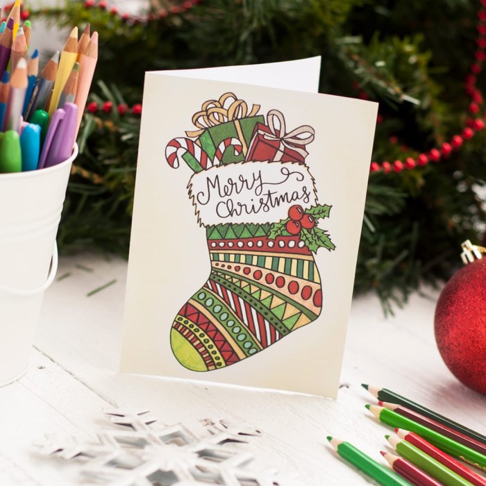 Free printable Christmas coloring card – Printable coloring template to create your own cute DIY Christmas card for family and friends | Find more Christmas printable activities and coloring pages at www.sarahrenaeclark.com/christmas
