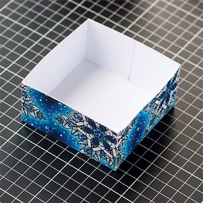 How to make a Christmas paper gift box - Base step 9