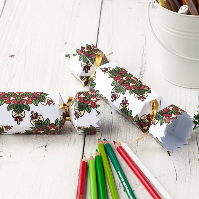 Make your own Christmas Crackers with this free printable cracker template! Find more Christmas printables at www.sarahrenaeclark.com/christmas